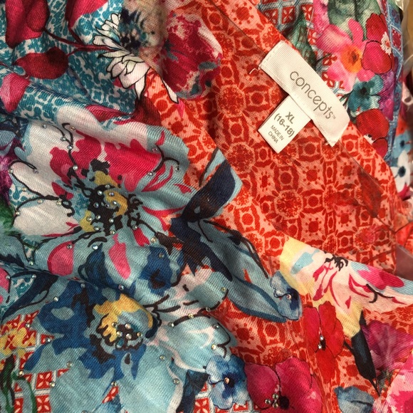 Top Sleeveless V-neck sublimation red multi floral for women’s. Size XL - Picture 3 of 3